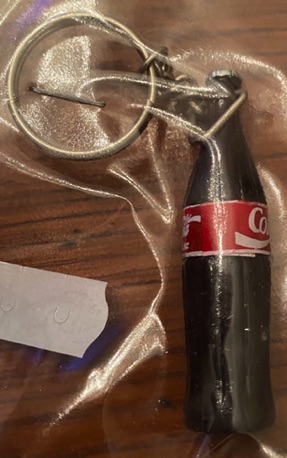 93264-1 € 3,00 coca ola sleutelhanger in vorm van 3d flesje.jpeg